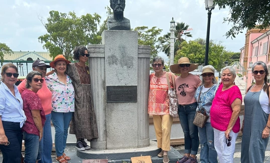 Organizaciones y líderes comunitarios denuncian intento de remoción del busto de Eugenio María de Hostos en la Plaza Hostos