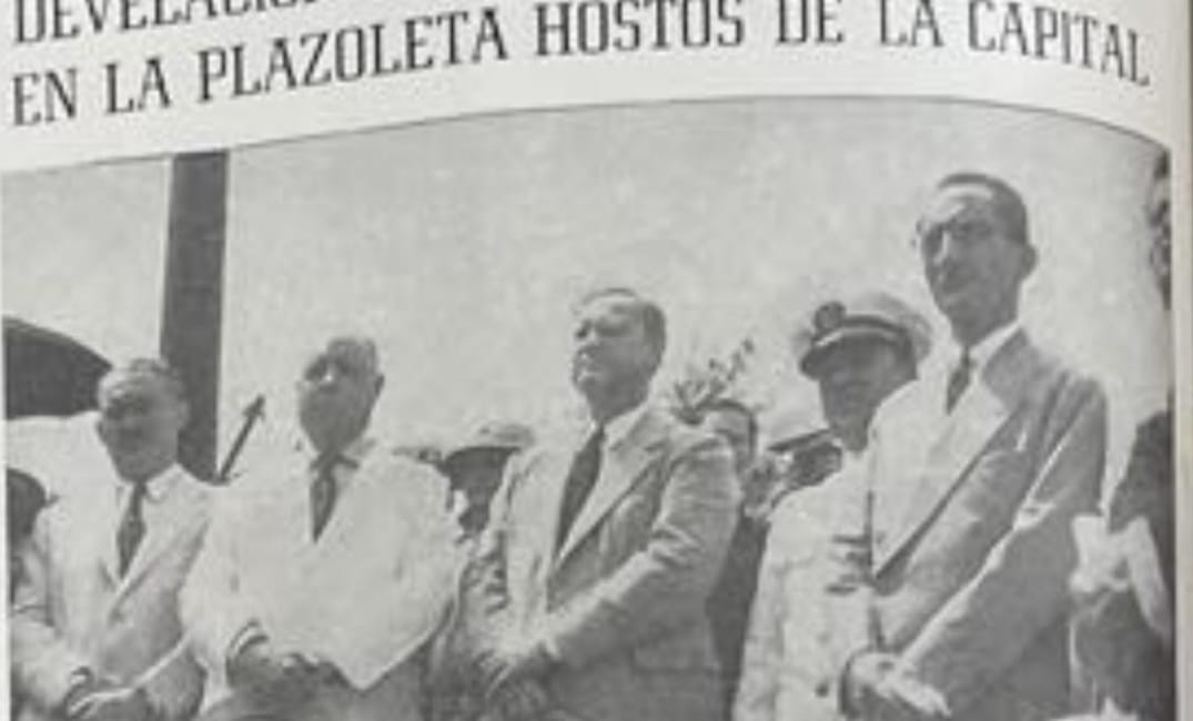 Develación del busto de Hostos en la plazoleta Hostos de la Capital (en 1941)