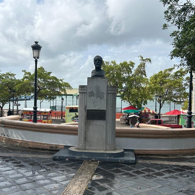Imagen de: La Plaza de Hostos se mantiene firme