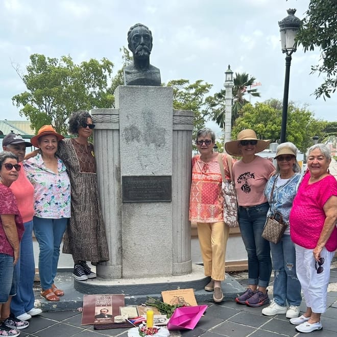 Imagen de: Organizaciones y líderes comunitarios denuncian intento de remoción del busto de Eugenio María de Hostos en la Plaza Hostos